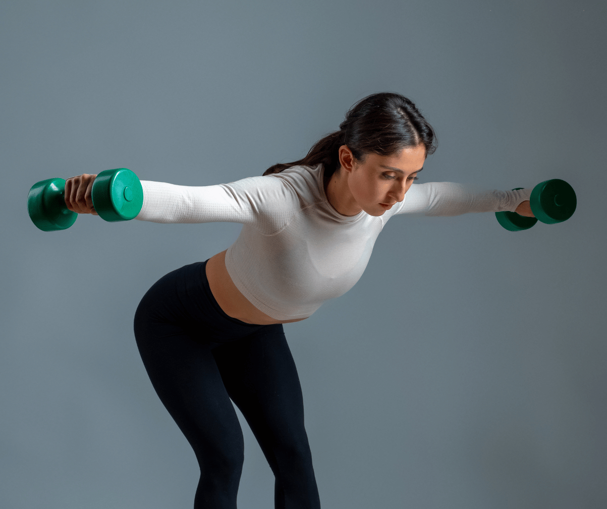 Kuvassa nainen tekee vipunostoja taakse