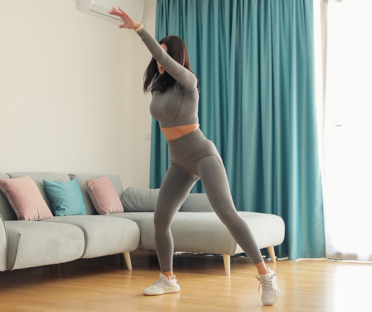 Kuvassa nainen tekee kävelytreeniä kotona