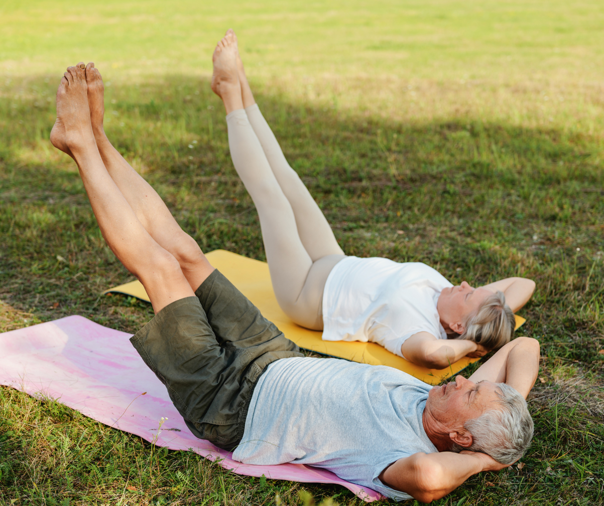Kuvassa mies ja nainen tekevät alavatsalihastreeniä
