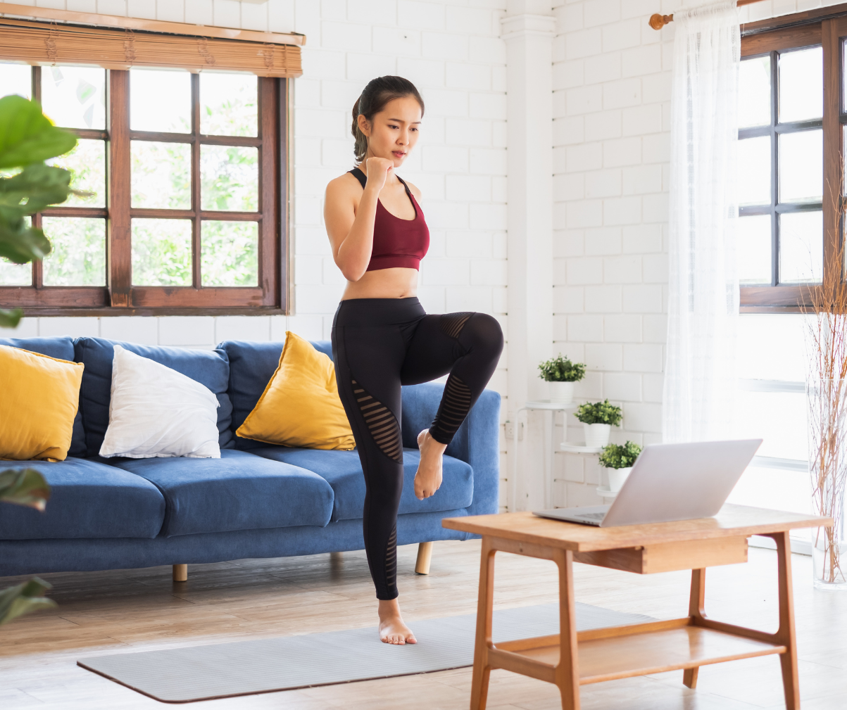 Kuvassa nainen tekee kävelytreeniä kotona