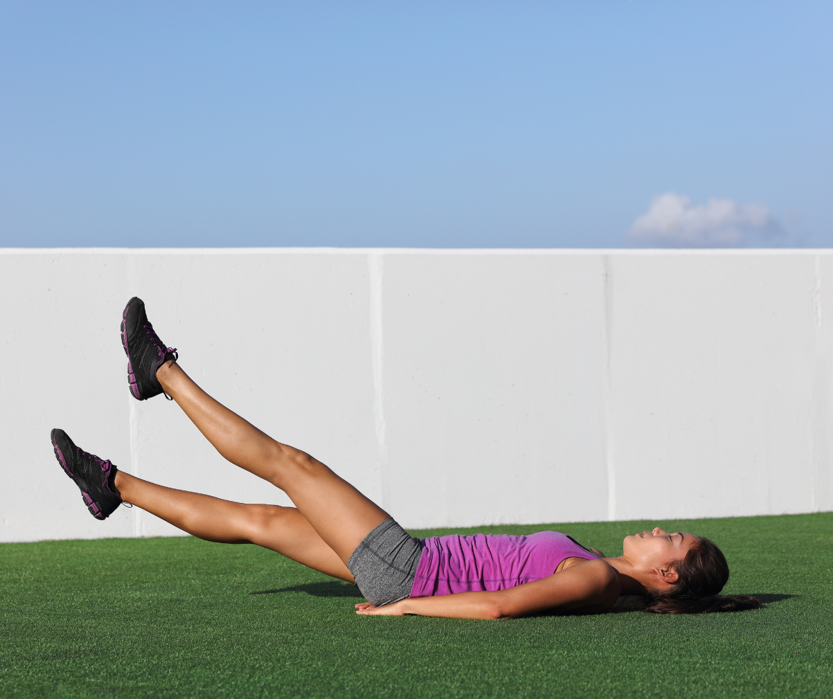 Kuvassa nainen tekee saksausliikettä alavatsoille