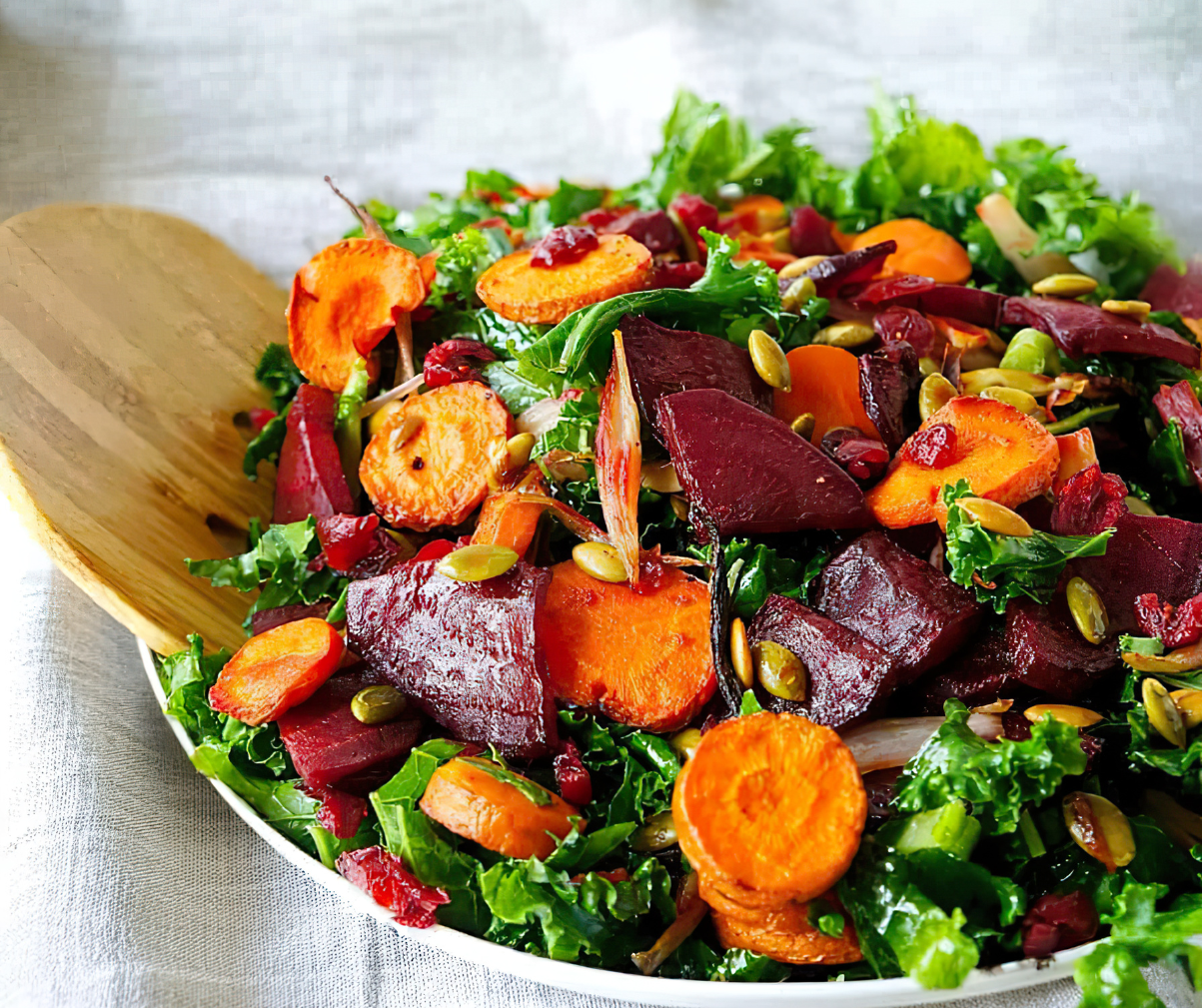 Kuvassa värikäs salaatti, jossa lehtikaalta, paahdettua porkkanaa ja paahdettua punajuurta