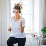 Näin keräät 1000 askelta kotona – kokeile 10 minuutin treeniä