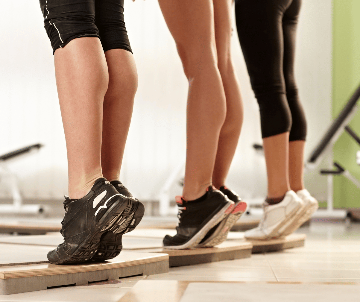 Kuvassa kolme naista tekee pohjenousuja