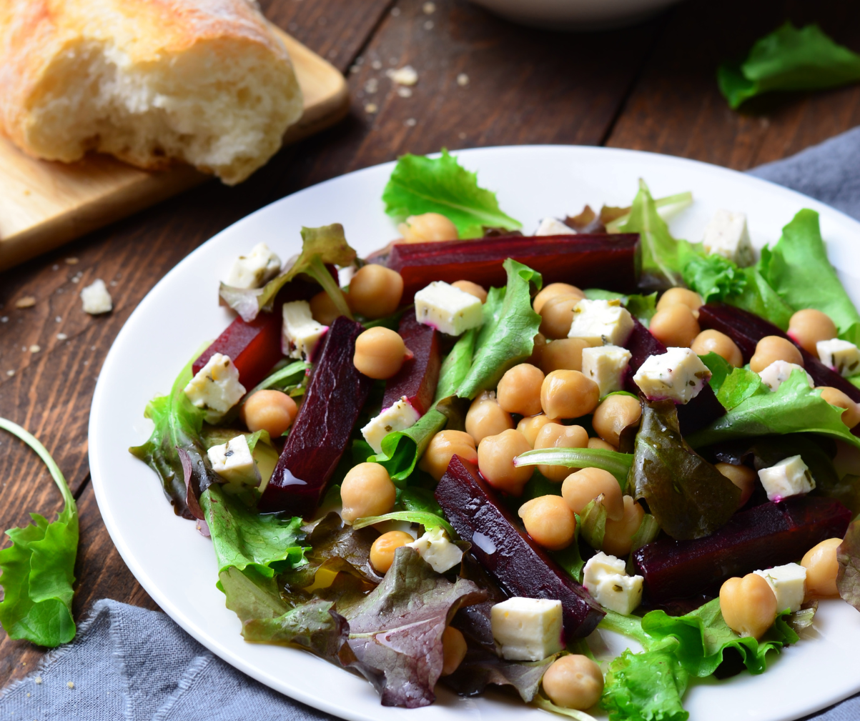 Kuvassa punajuuresta tehty salaatti, jossa salaattia, kikherneitä, punajuurta ja fetaa