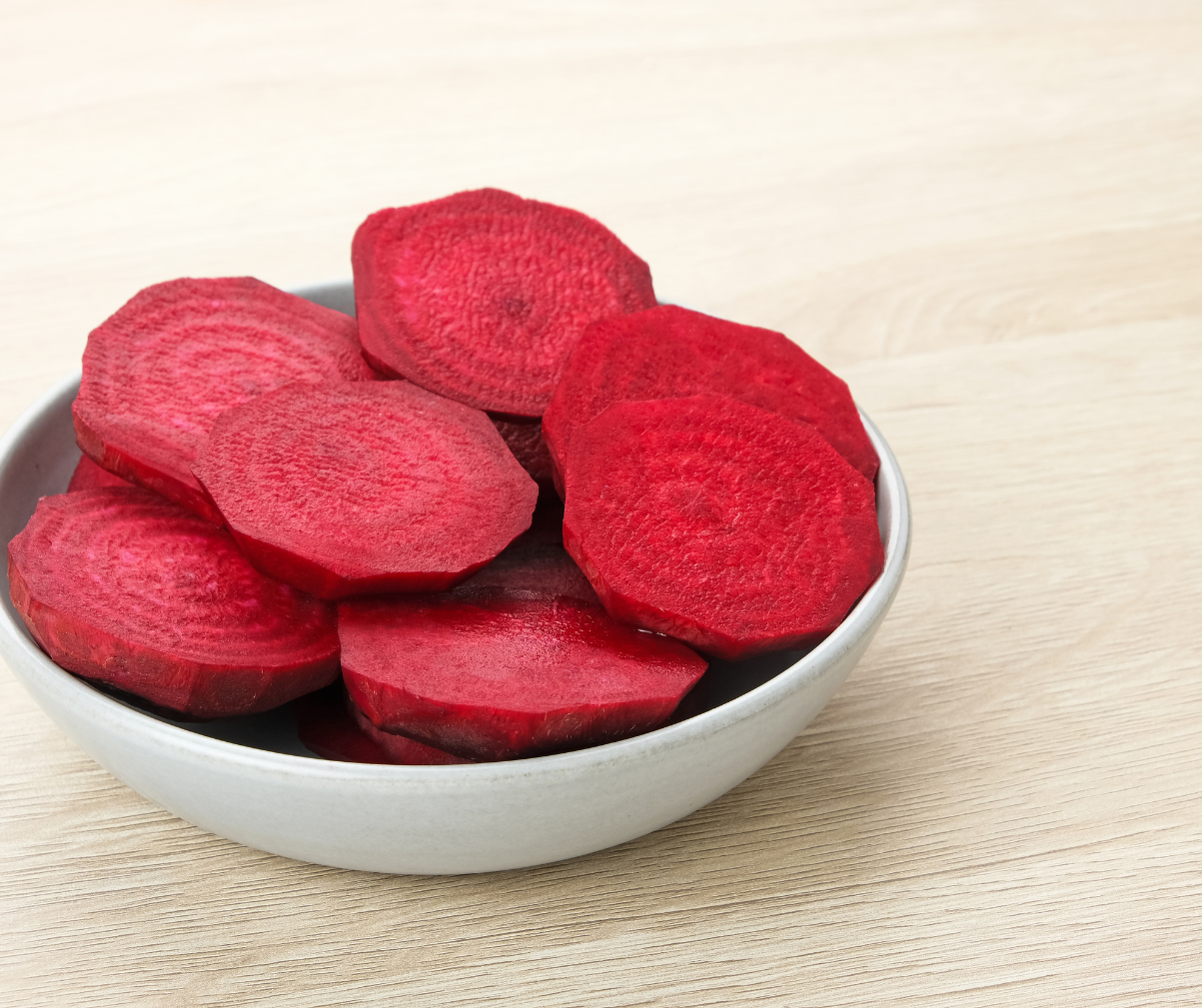 Kuvassa punajuuriviipaleita valkoisessa astiassa