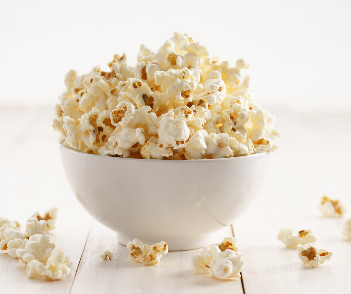 Kuvassa valkoisessa kulhossa popcornia