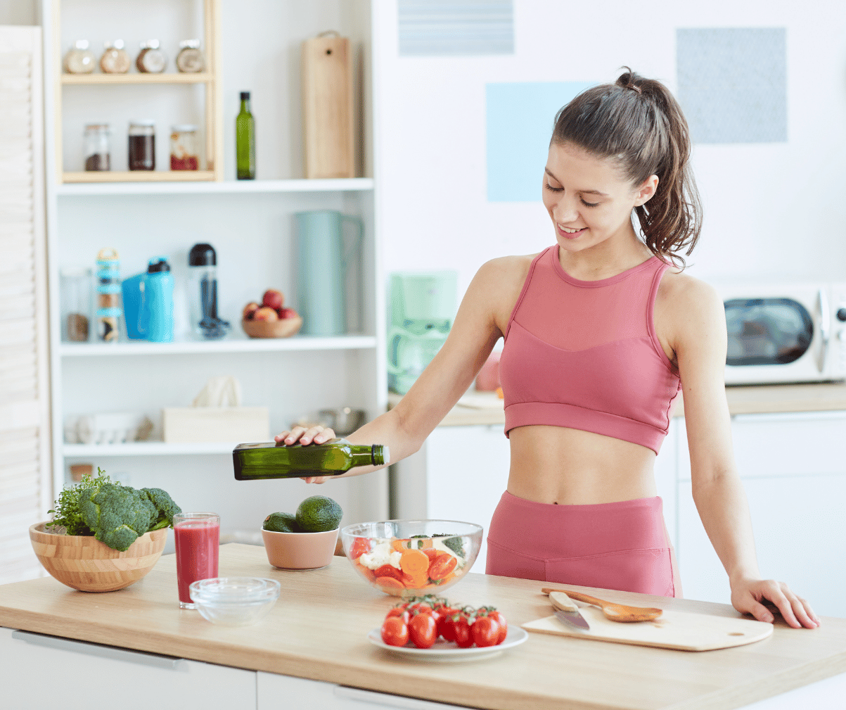 Kuvassa nainen kaataa oliiviöljyä ruokaan