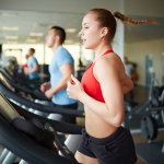 Kuvassa nainen kävelee juoksumatolla.