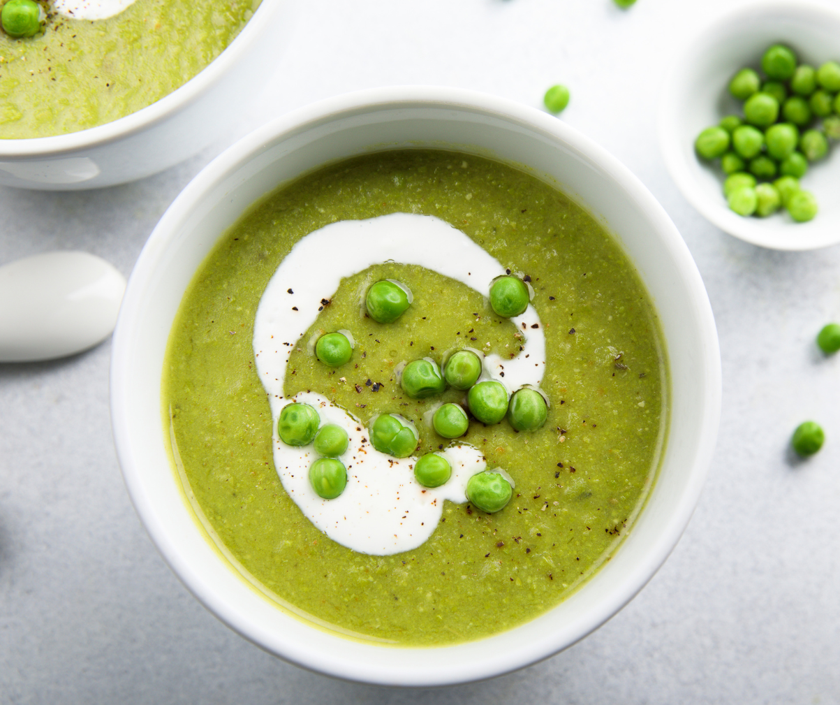 Kuvassa vihreistä herneistä valmistettua tuoretta hernekeittoa.