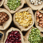 Kuvassa erilaisia palkokasveja ruskeissa säkeissä.