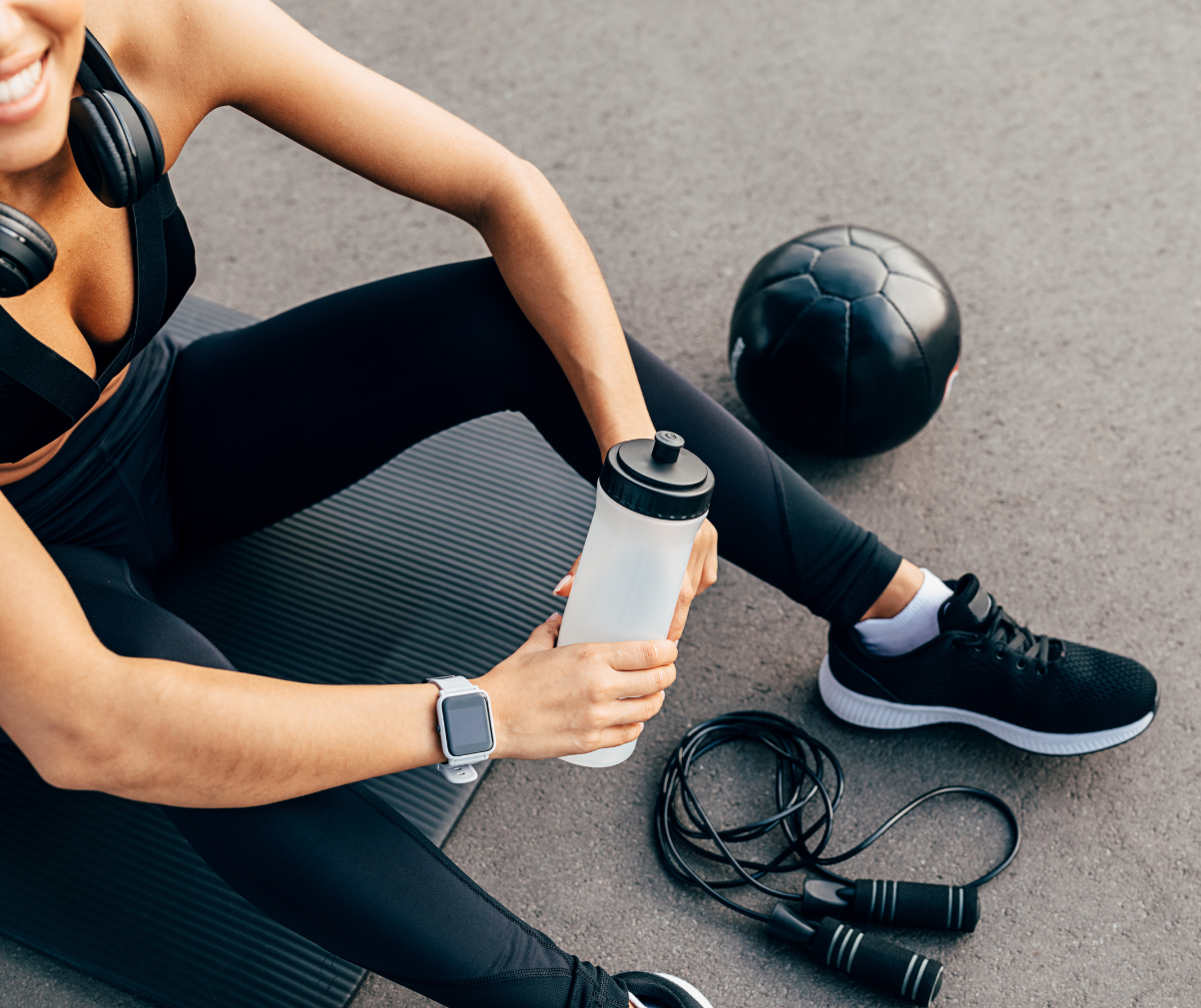 Kuvassa nainen istuu kuntosalilla