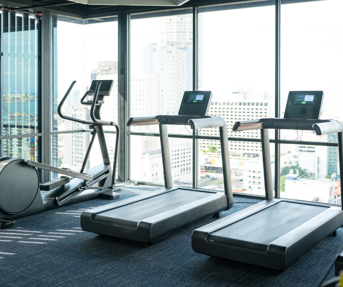 Kuvassa kaksi juoksumattoa ja yksi crosstrainer