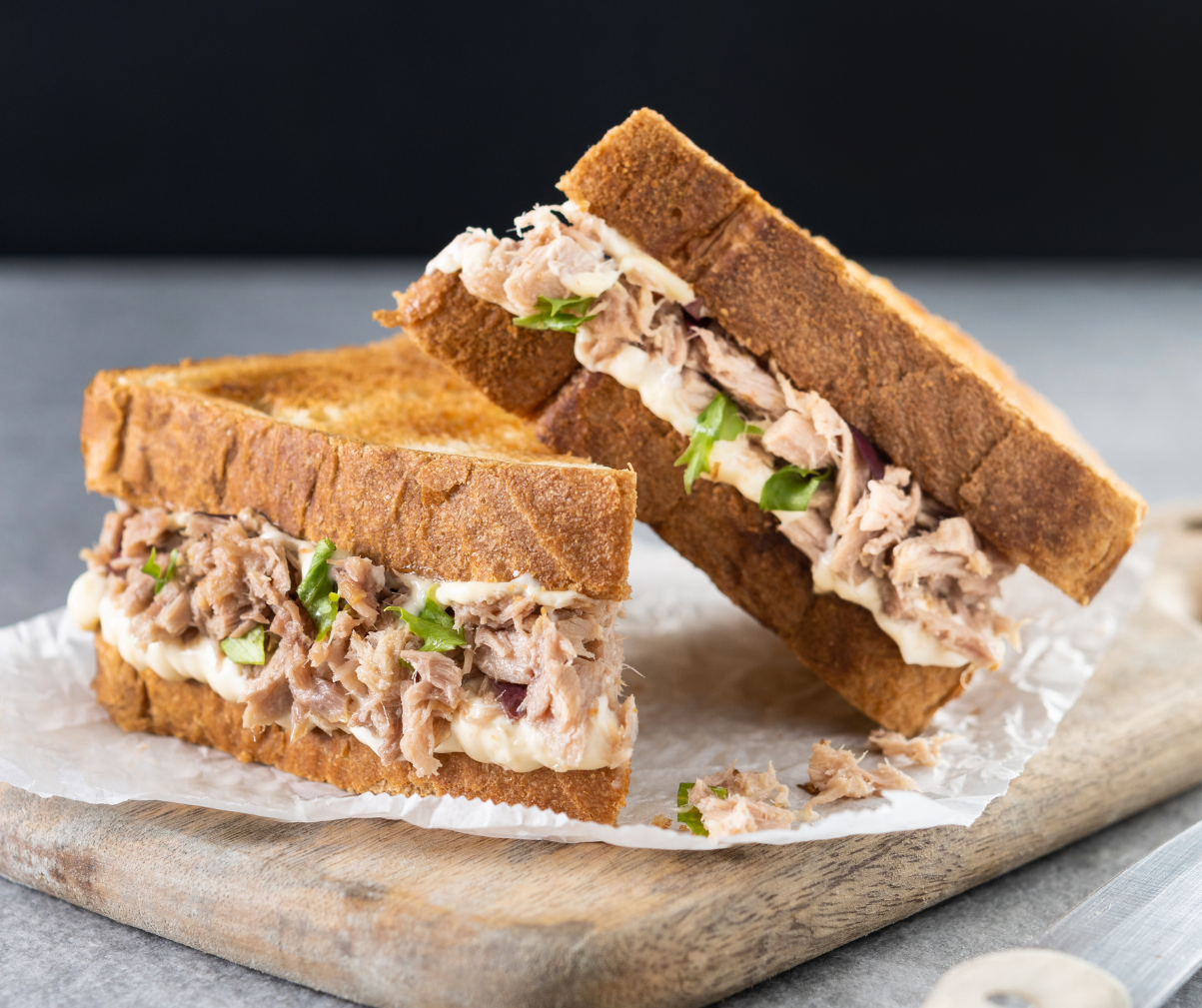 Kuvassa täytetyt uunissa paahdetut leivät, joissa tonnikalatäytettä