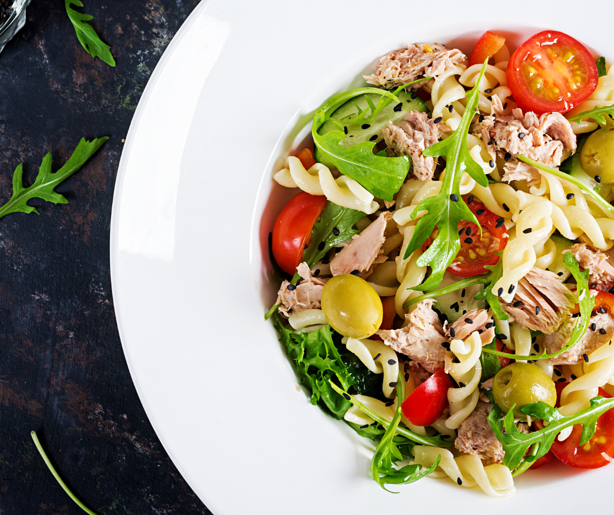 Kuvassa tonnikalapastasalaattia valkoisessa astiassa. 