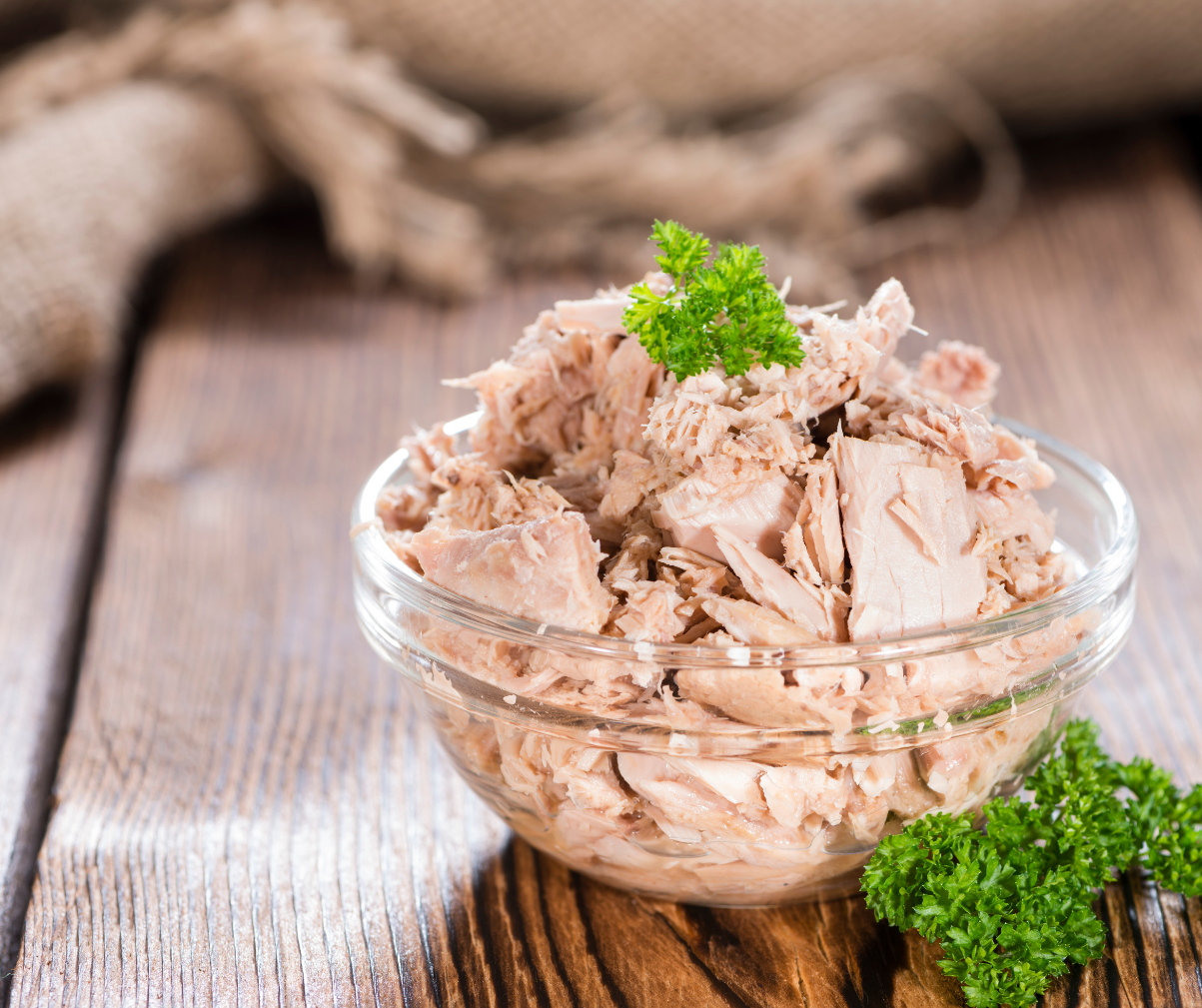 Kuvassa tonnikalaa lasisessa kulhossa, päälle on aseteltu persiljaa koristeeksi