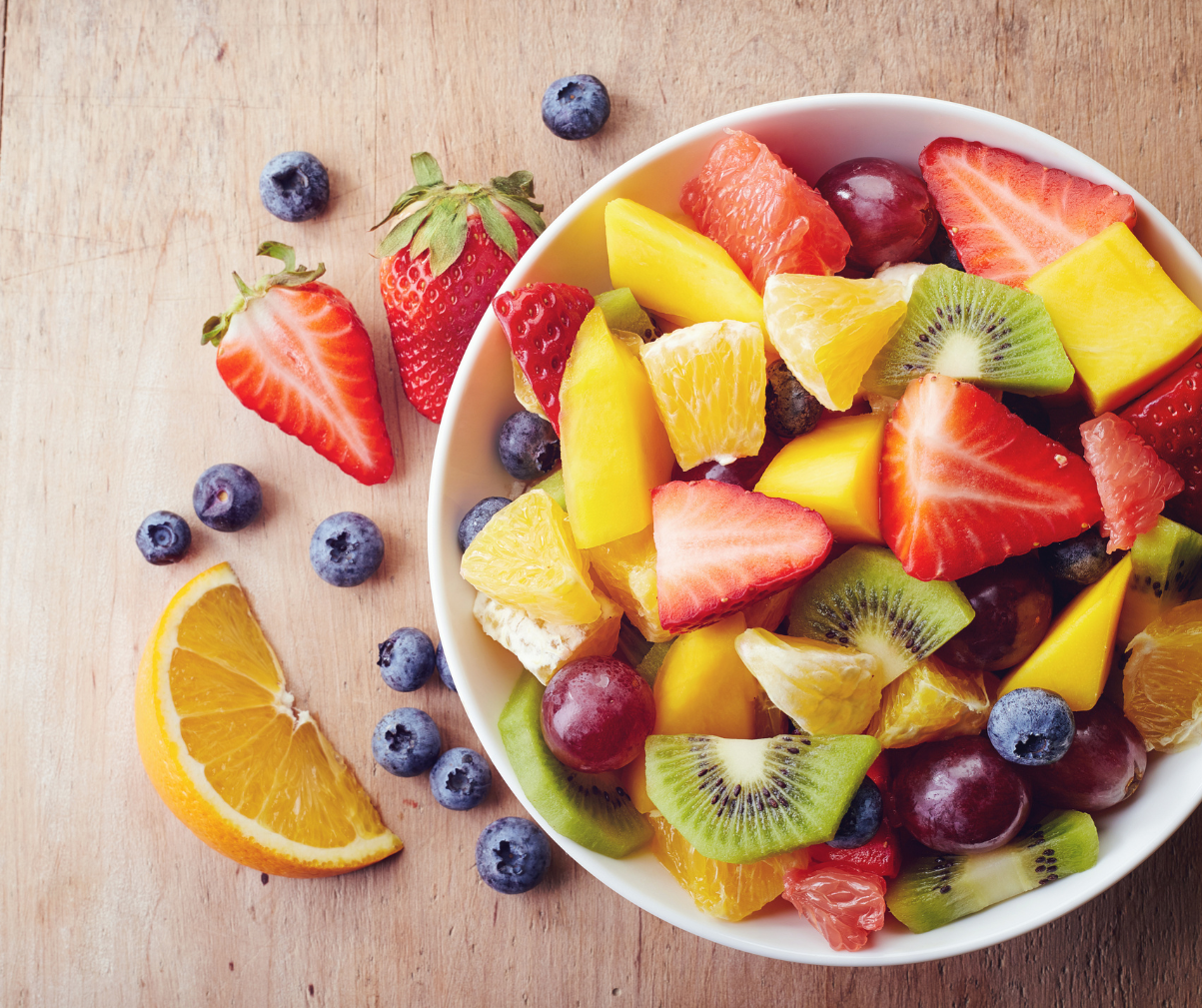 Kuvassa appelsiinia hedelmäsalaatissa