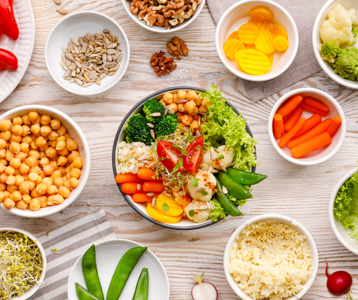 Kuvassa suuri annos ruokaa, joka koottu volume eating -menetelmän mukaisesti