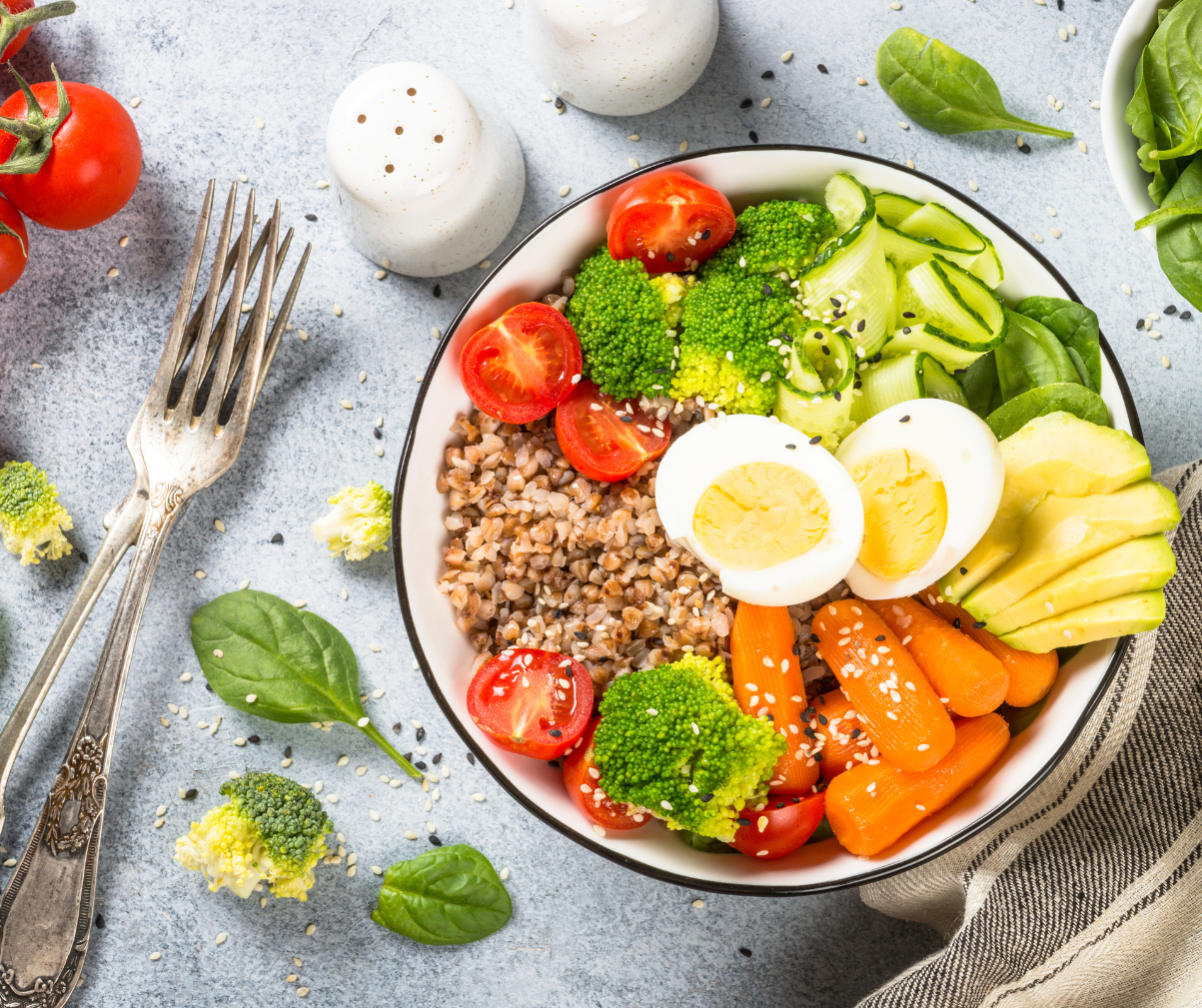 Kuvassa monipuolinen ravinteikas annos, jossa mm. porkkanaa, parsakaalia avokadoa, kananmunaa, kvinoaa ja tomaattia