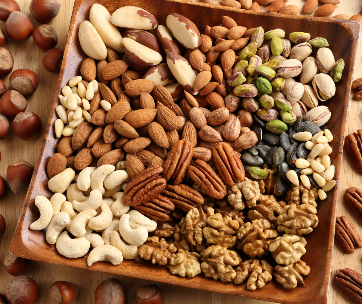 Kuvassa erilaisia pähkinöitä laakeassa astiassa