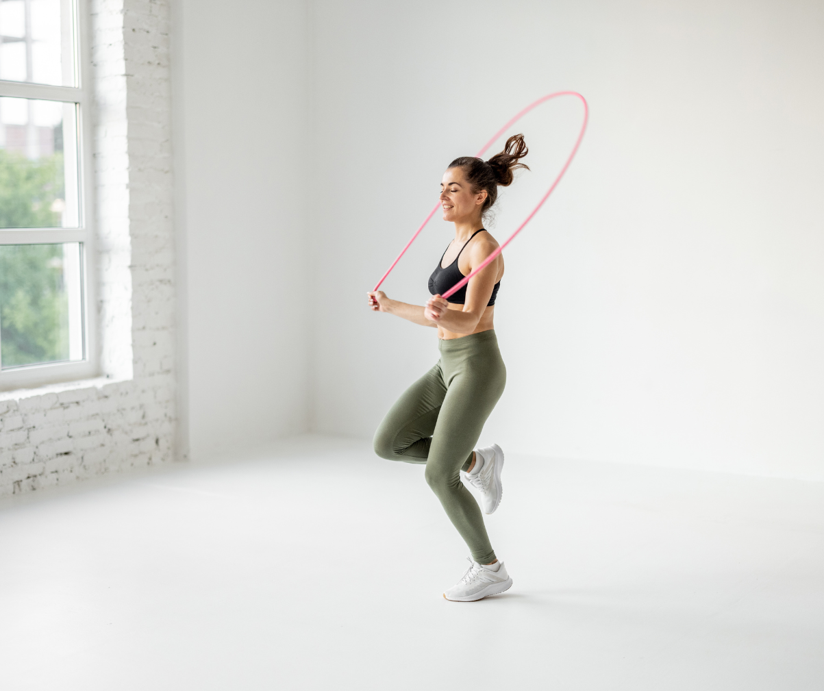 Kuvassa nainen hyppii hyppynarulla kotona