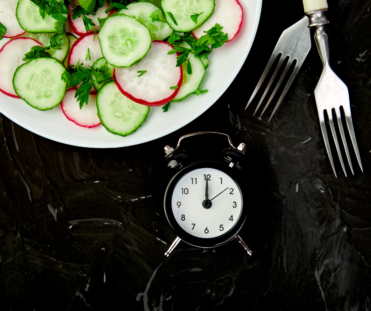 Kuvassa annos retiisisalaatia, annoksen vieressä on kello, joka viestii ateriarytmistä.