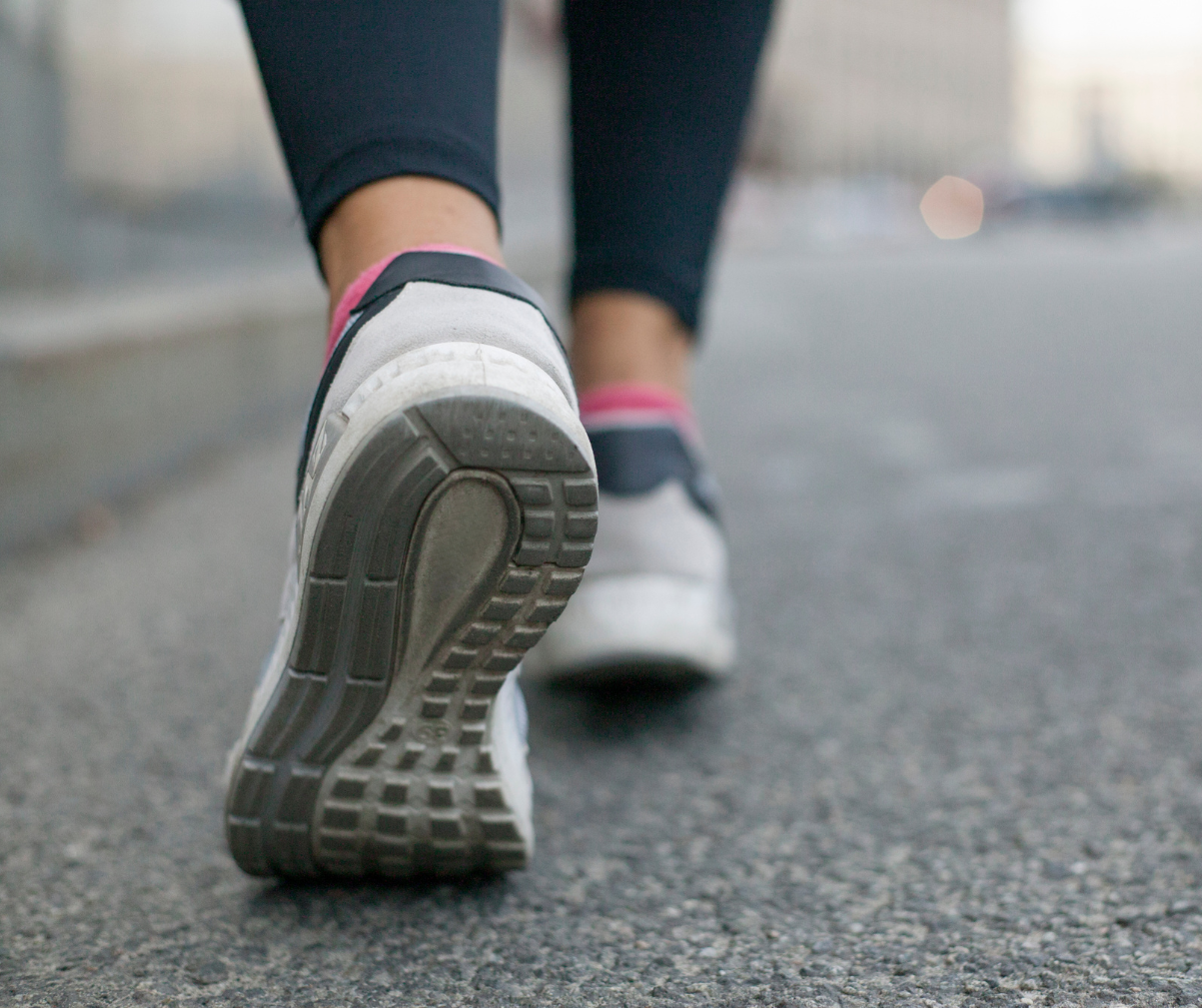 Kuvassa näkyy kävelyllä olevan naisen jalat
