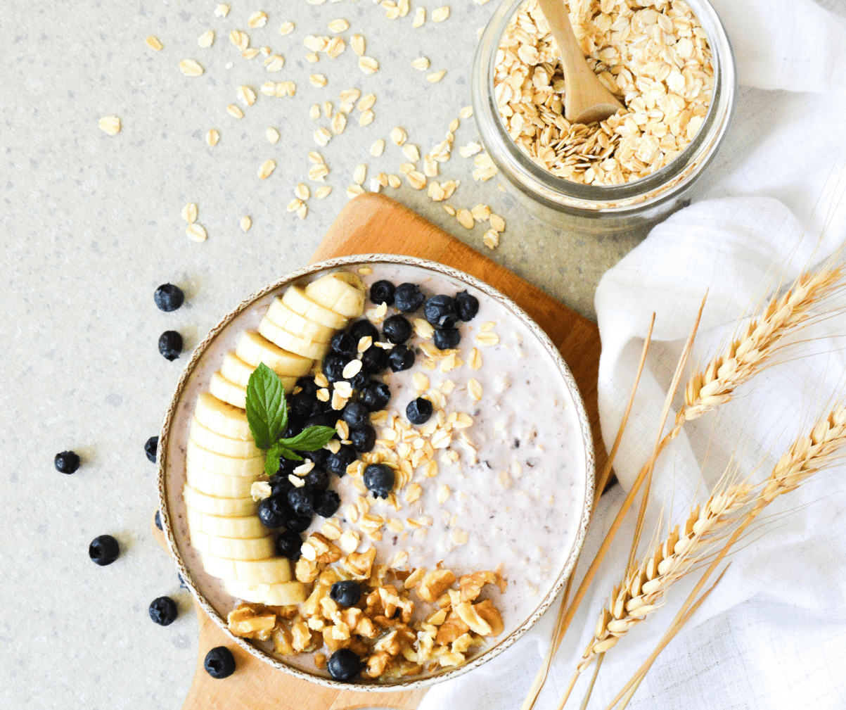 Kuvassa tuorepuuro, jonka päällä on mustikoita ja banaania