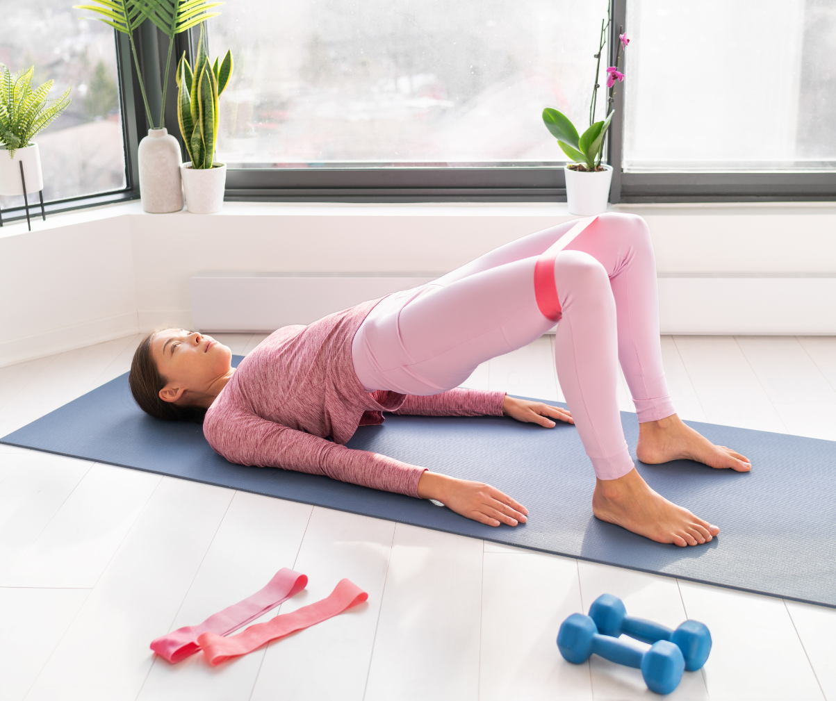 Kuvassa nainen tekee lantionnostopitoa vastuskuminauhan kanssa