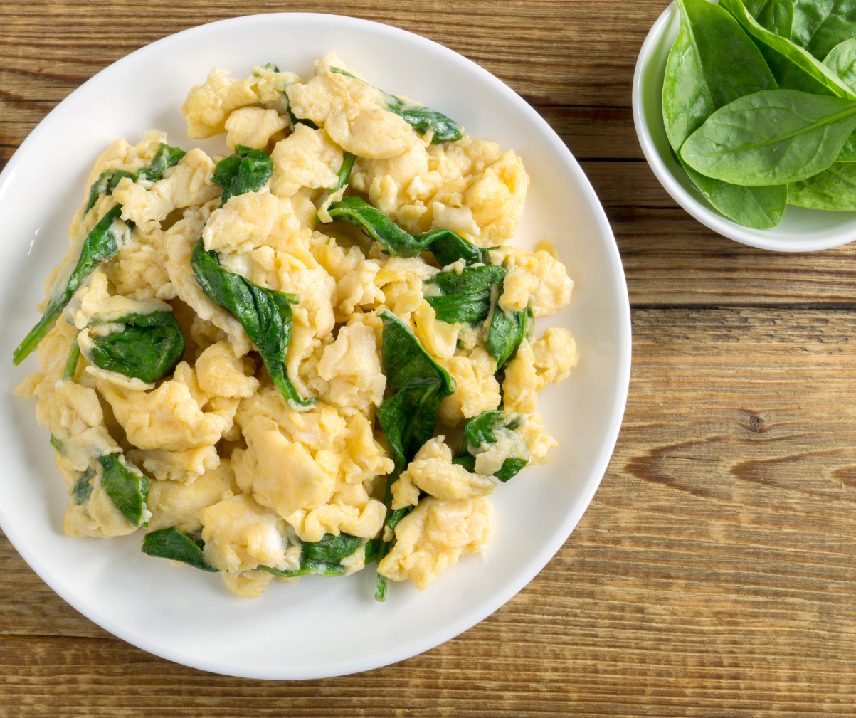 Kuvassa kananmunasta tehtyä munakokkelia pinaatilla höystettynä