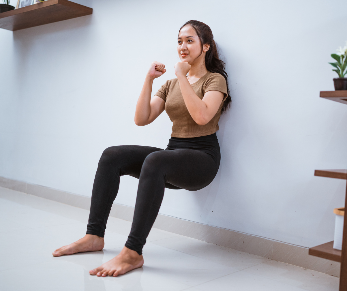 Kuvassa nainen tekee seinäistuntaa