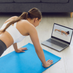 Vahva keho ilman salia – kokeile kolmen liikkeen tehokomboa