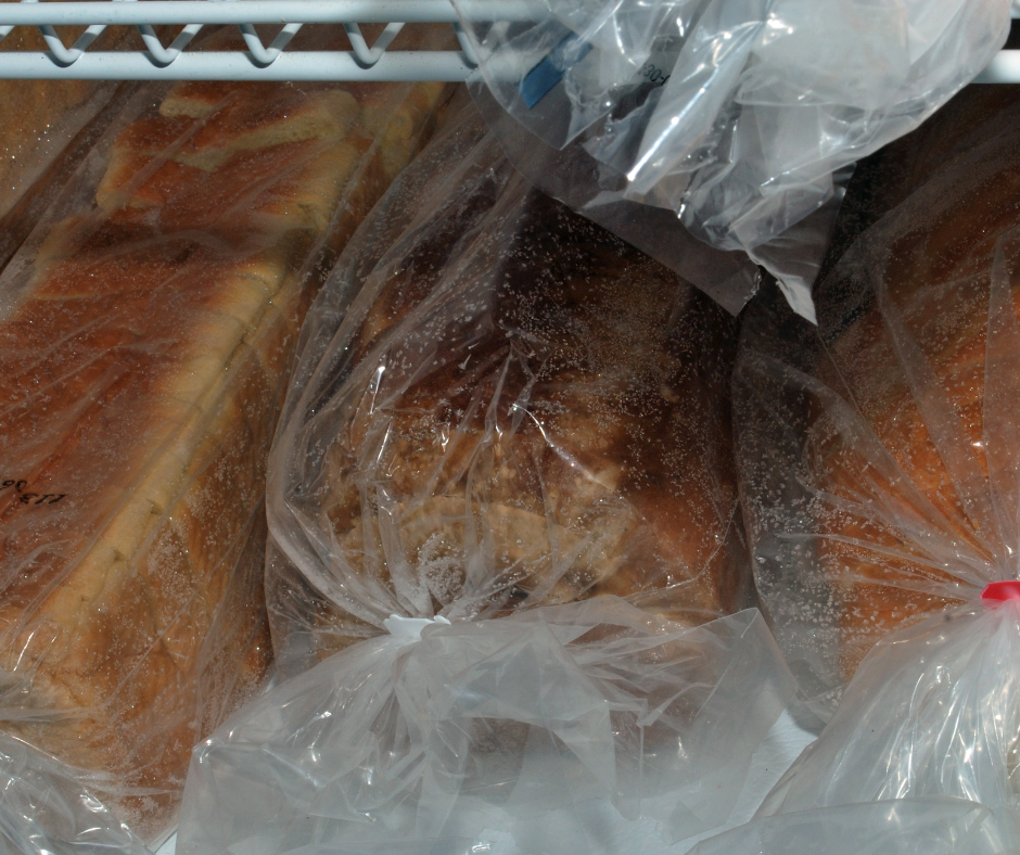 Kolme paahtoleipäpakettien rinnakkain pakkasessa.