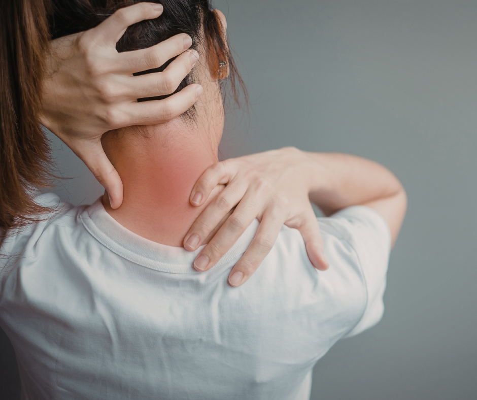 Henkilö koskettaa kädellä niskaansa ja hartiaansa, joissa näkyy punoitusta kipualueen kohdalla.