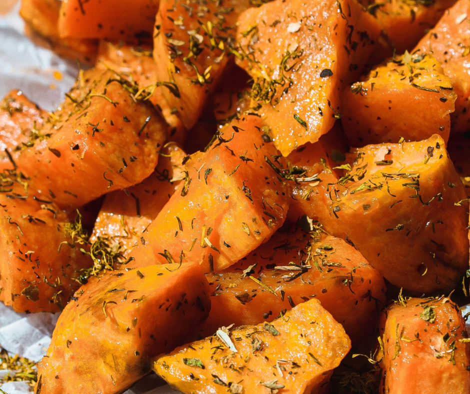 Uunissa paahdettuja, yrteillä maustettuja bataattilohkoja.