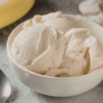 Terveellinen proteiinijäätelö ilman lisättyä sokeria – valmista vain muutamassa minuutissa