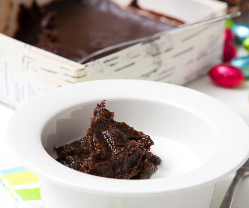 Kulhossa mämmiä ja kermaa. Taustalla suklaamunia ja mämmirove.