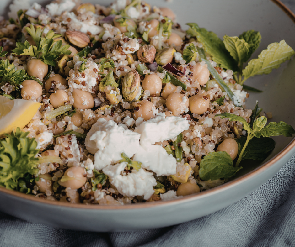Kvinoaa, sitruunaa ja valkoisia papuja sisältävä salaatti.