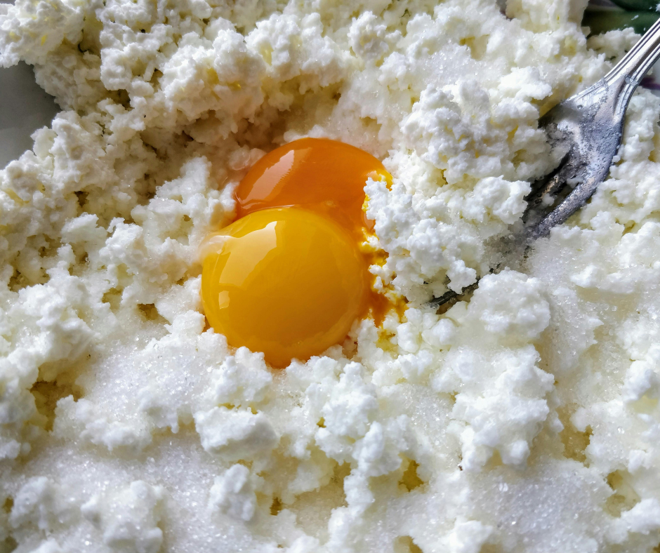 Raejuustoa, jossa kaksi kananmunaa.