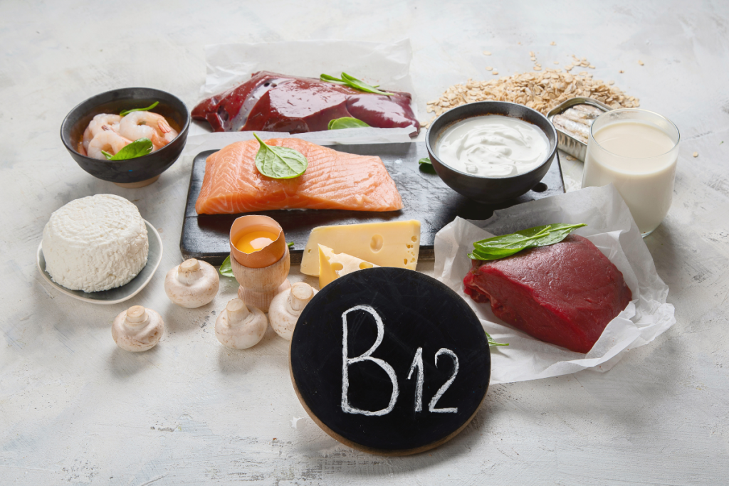 B12-vitamiini-kyltti, jonka taustalla ruoka-aineita.