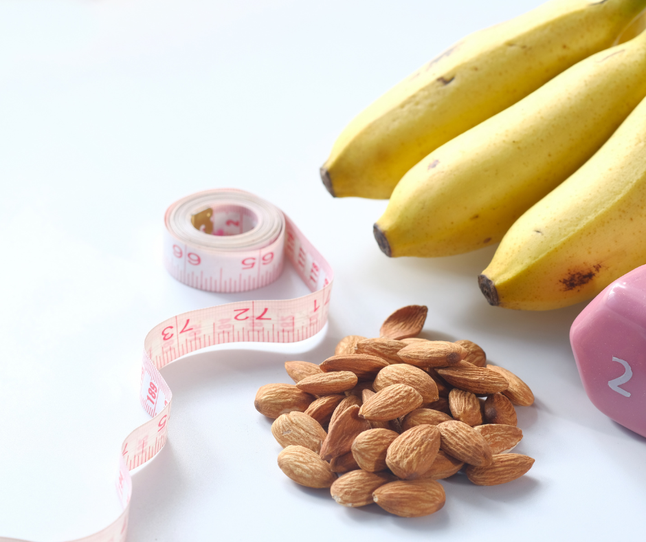 Banaaniterttu, manteleita ja mittanauha.