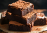 Suklaisia brownie-leivoksen paloja päällekkäin.
