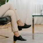 Istutko usein jalat ristissä? Suosittu istuma-asento voi tehdä hallaa keholle