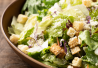 Kulhossa Caesar-salaattia.