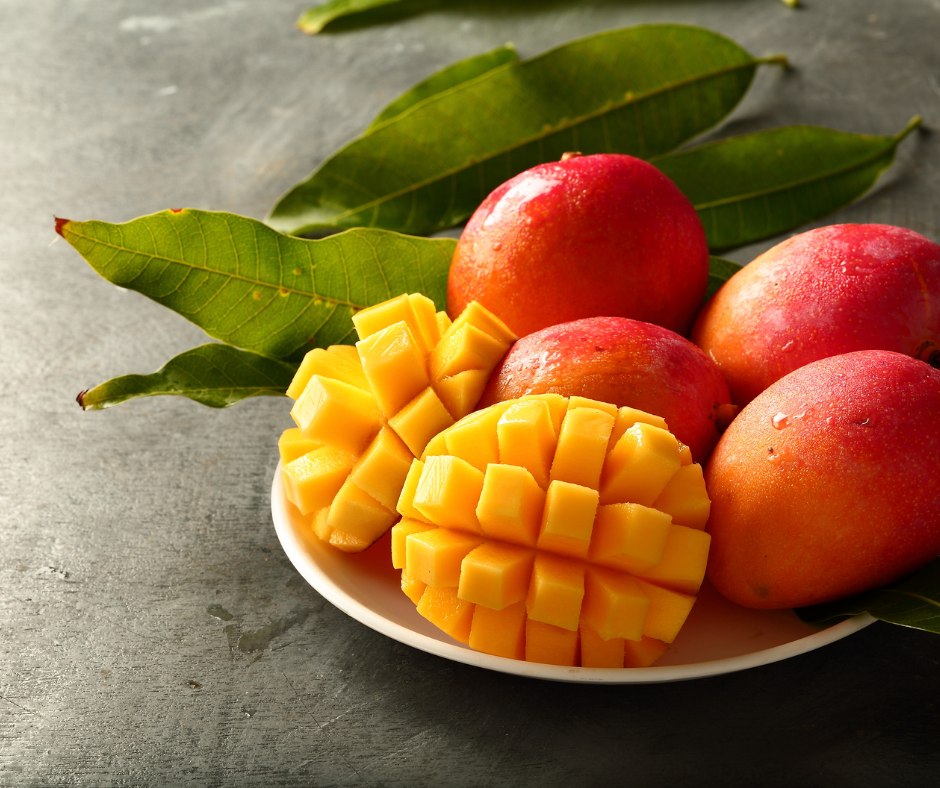 Lautasella mangoja.