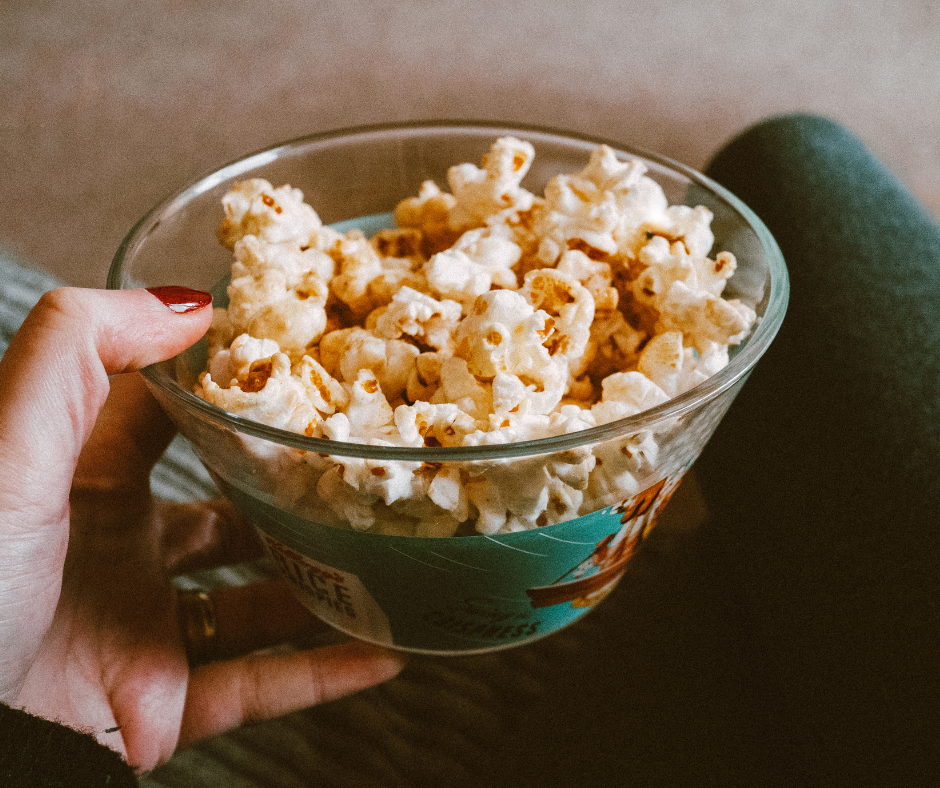 Lasikulhossa popcorneja. 