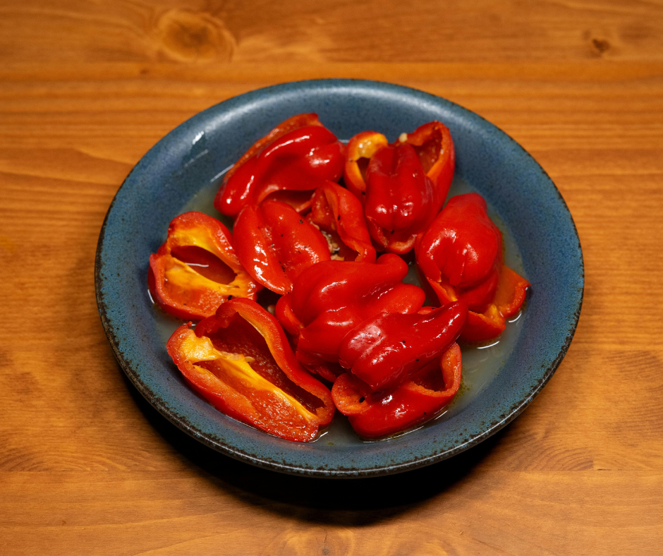 Punainen paprika pilkottuna kulhoon.