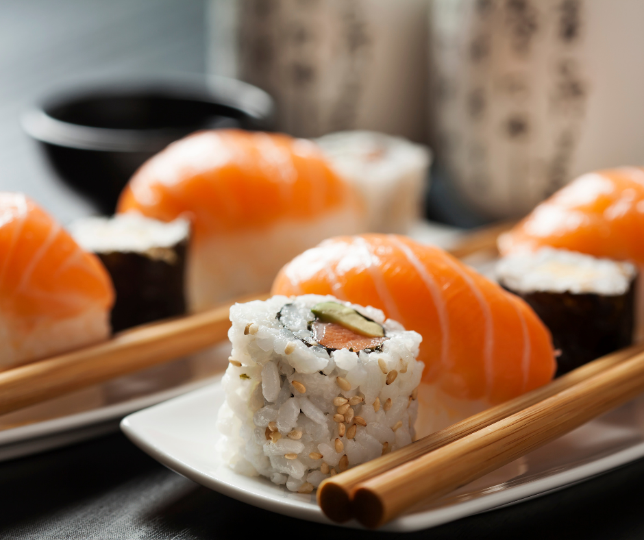 Laiutasilla sushiannoksia ja puikkoja.