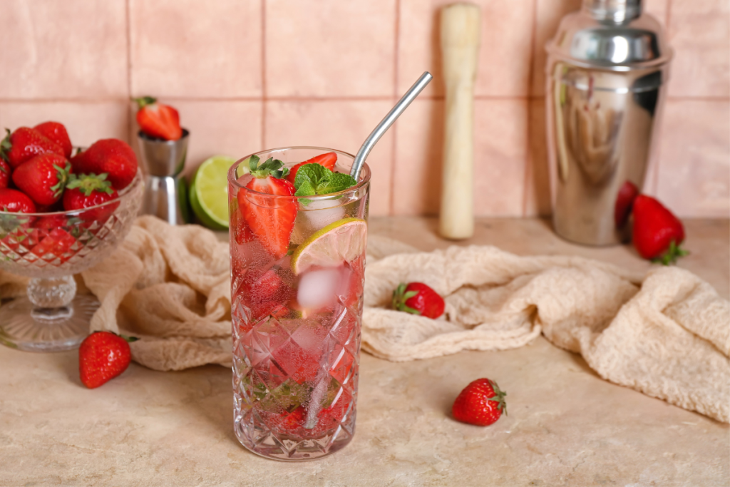 Mocktaili, jossa mansikoita, limeä ja minttua.
