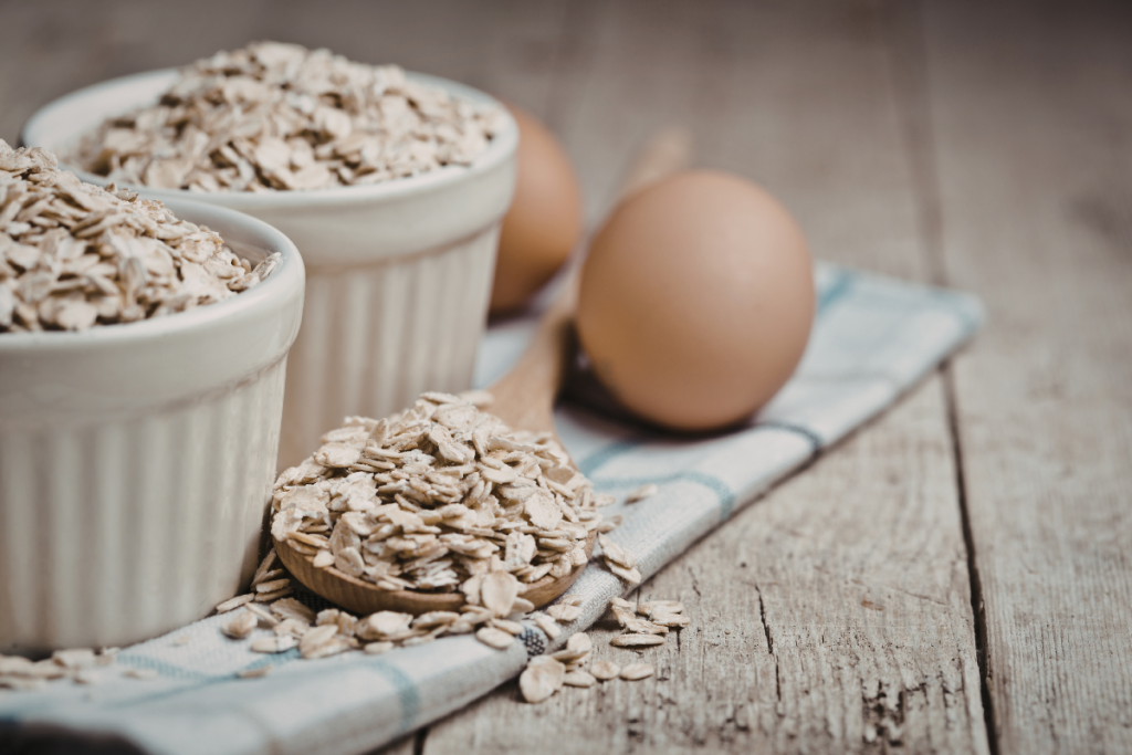 Kaurahiutaleita ja kananmunia pöydällä.